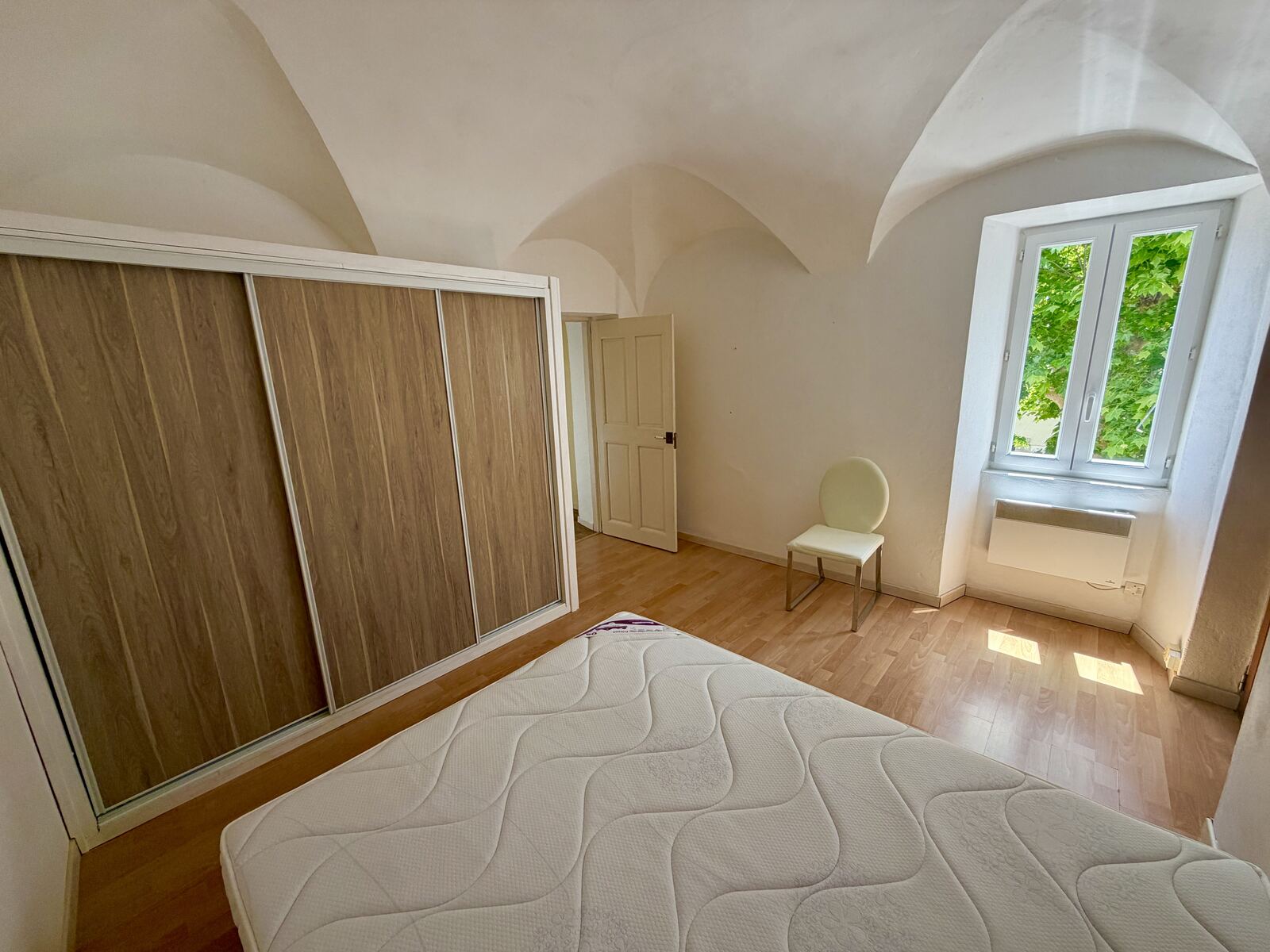 Chambre 1 — vue fenêtre