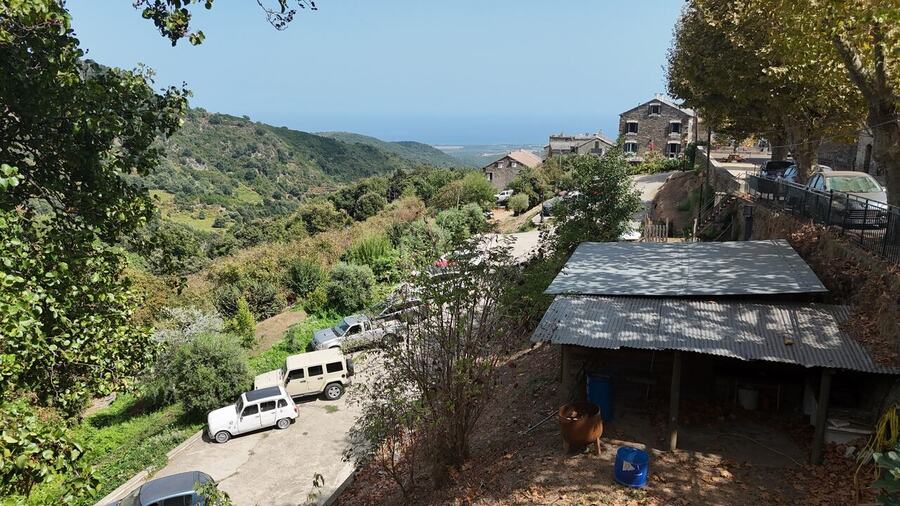 Terrain avec vue mer au centre du village de Porri