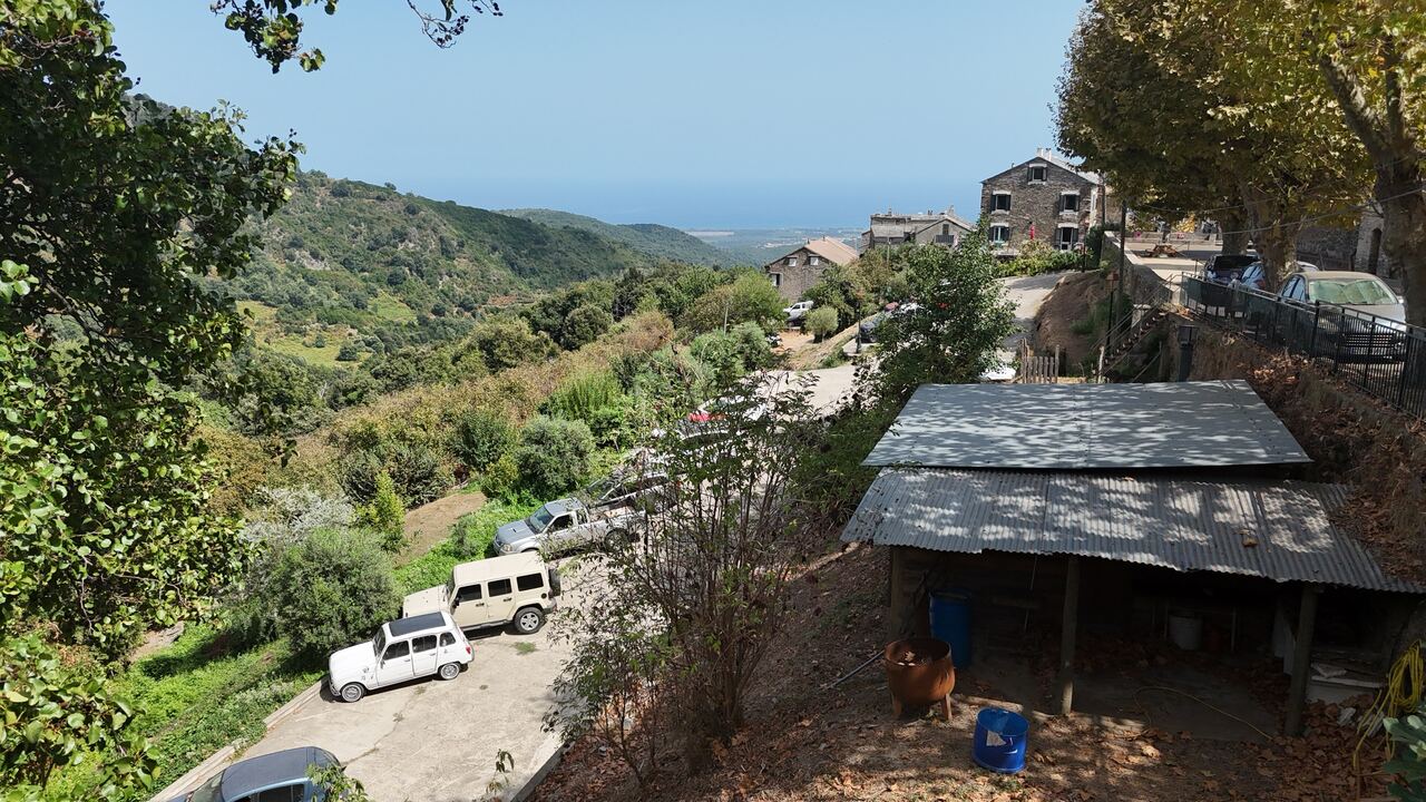 Vue mer depuis le terrain, village de Porri